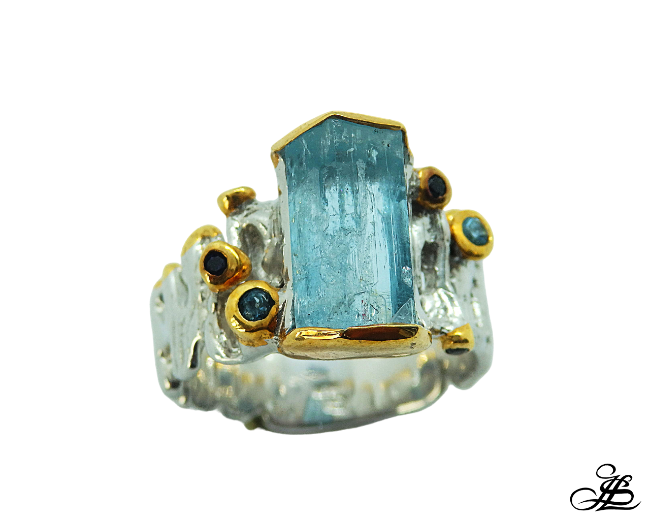 Anillo con aguamarina, topacios y zafiros