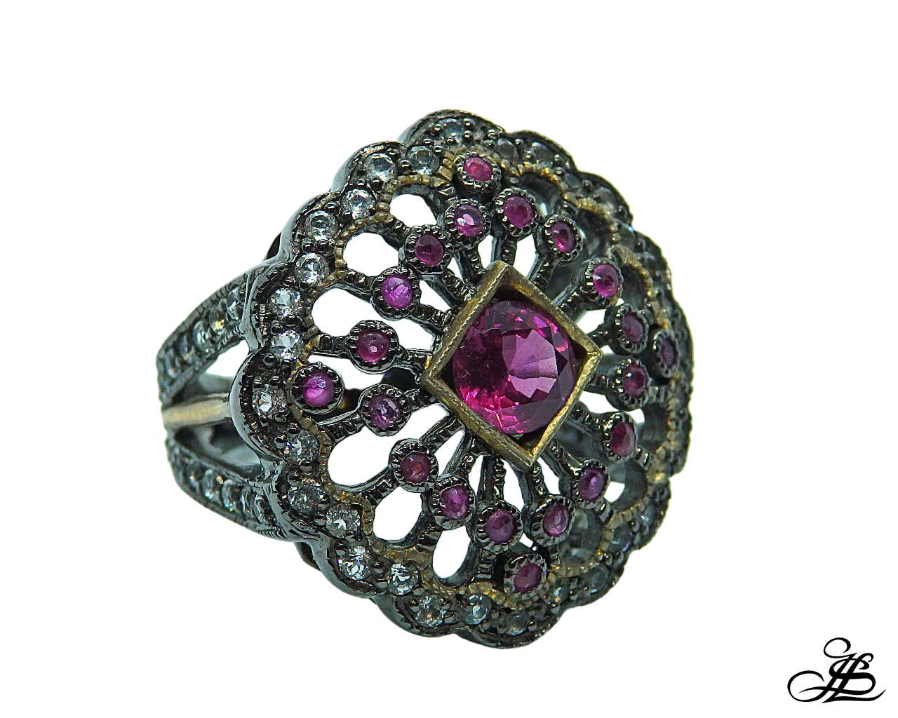 Anillo con granates rodolitos