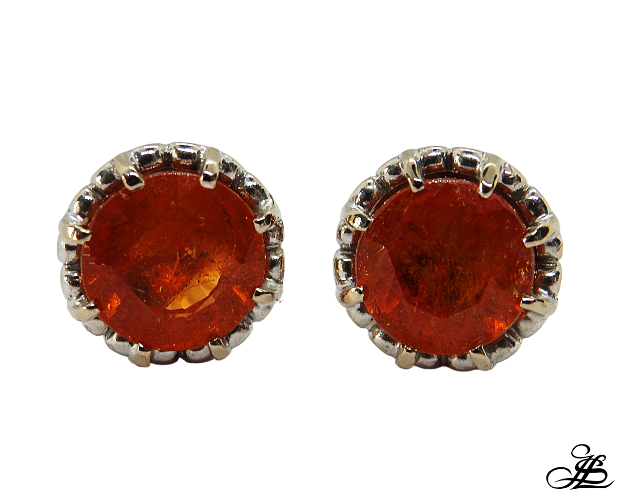 Pendientes con granates espesartitas