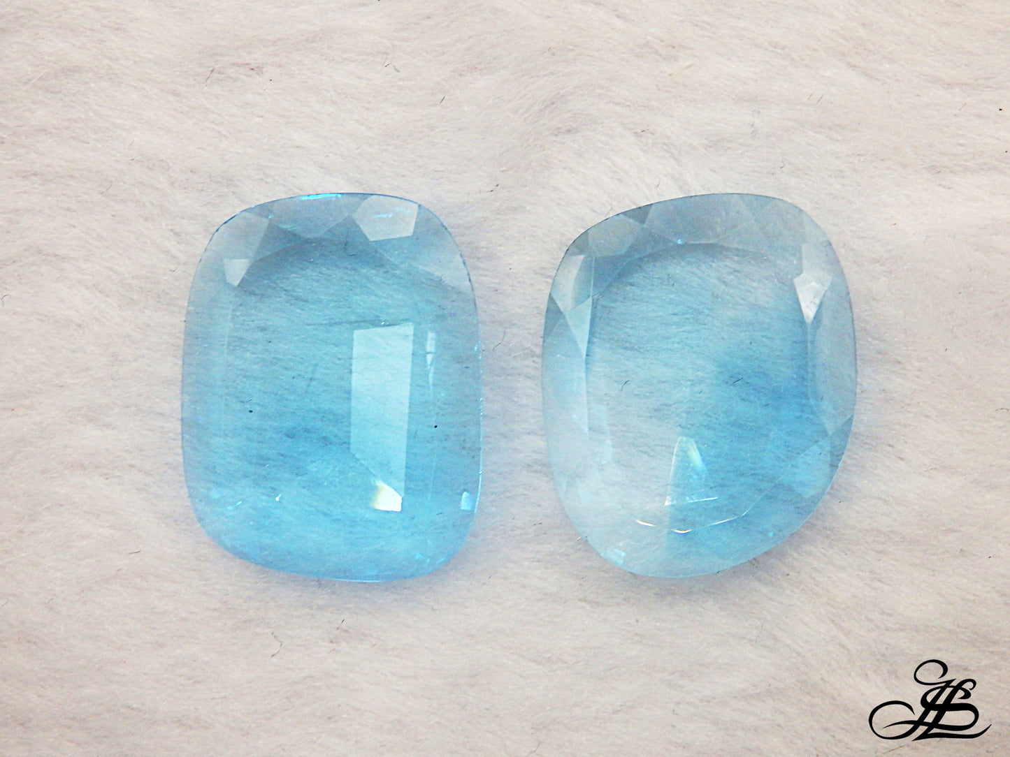Pareja de topacios azules
