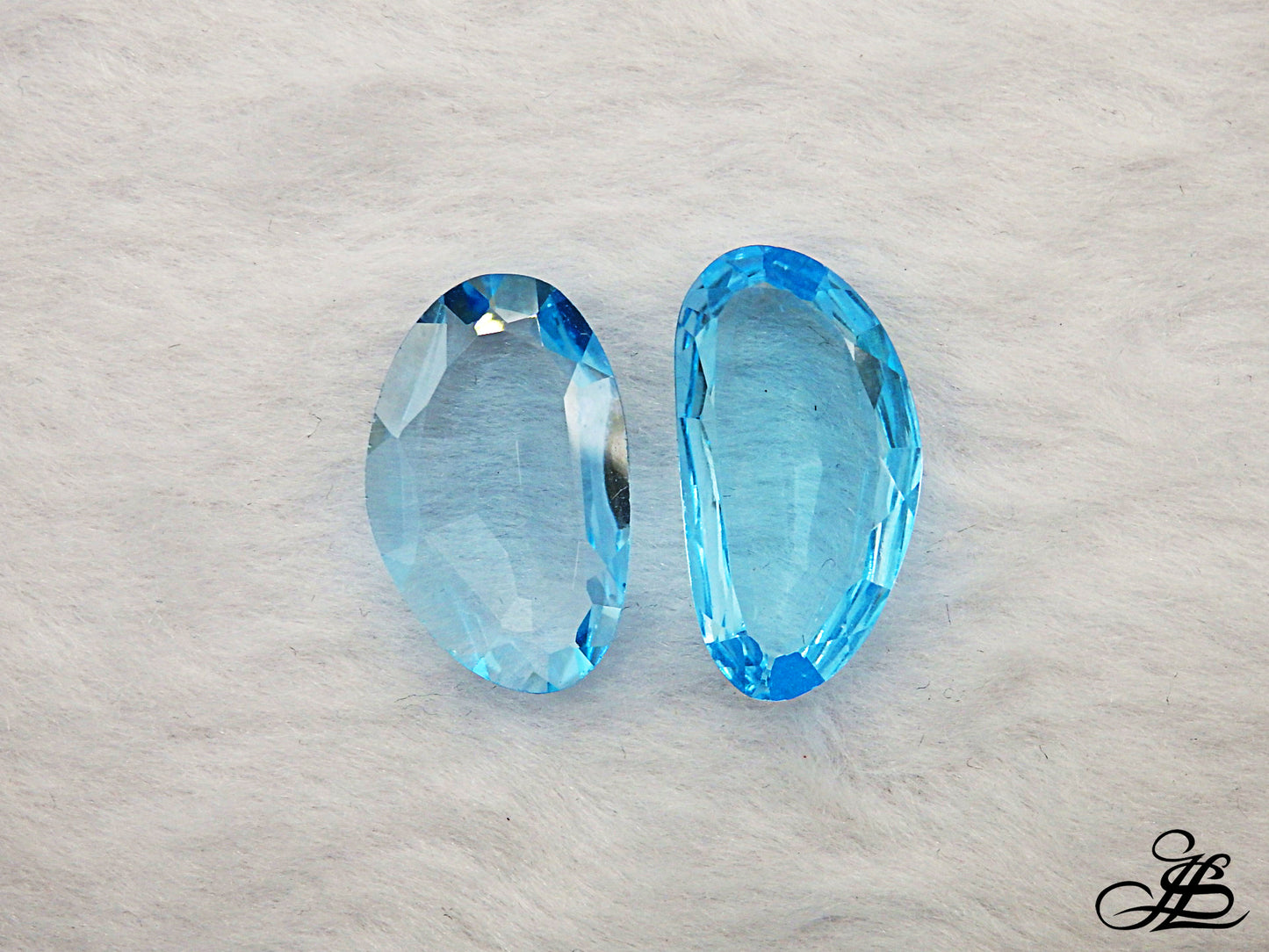 Pareja de topacios azules